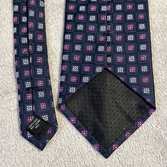 Pierre Cardin Men's Necktie Navy Blue Purple Floral Daisies Textured 100% silk - Picture 3 of 5